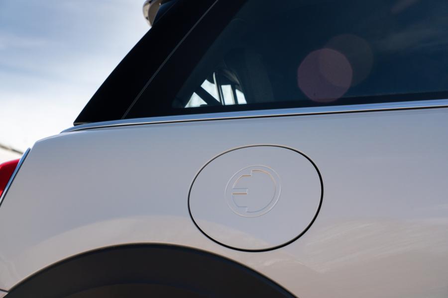 Детали экстерьера Mini Cooper SE Level 2 (F56) 2020 года  (UK) (фото 17 из 34)